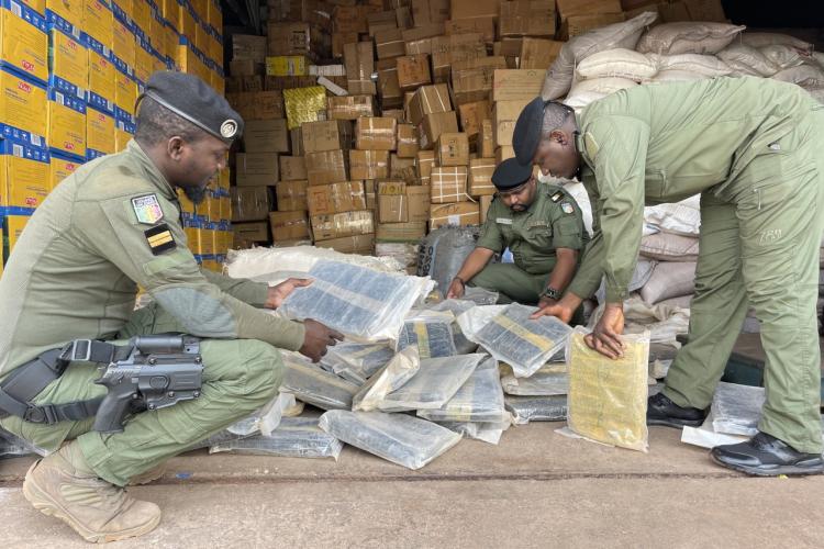 Douanes : Saisie de 754 kg de drogue, 11,9 kg d'or et des explosifs